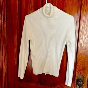 Cream turtleneck sweater Large